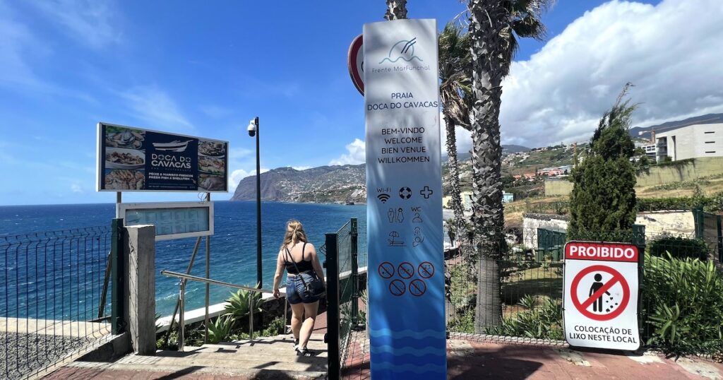 A signpost for Doca do Cavacas restaurant and no alcohol at the entrance to the pools.